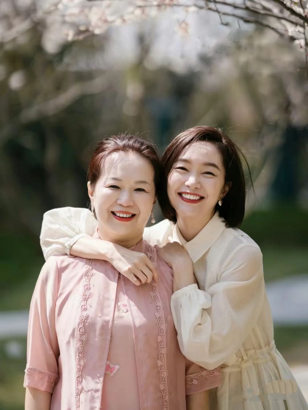 食材 建议中老年女人：出门穿衣，搭配、发型一个不落，活到老优雅到老
