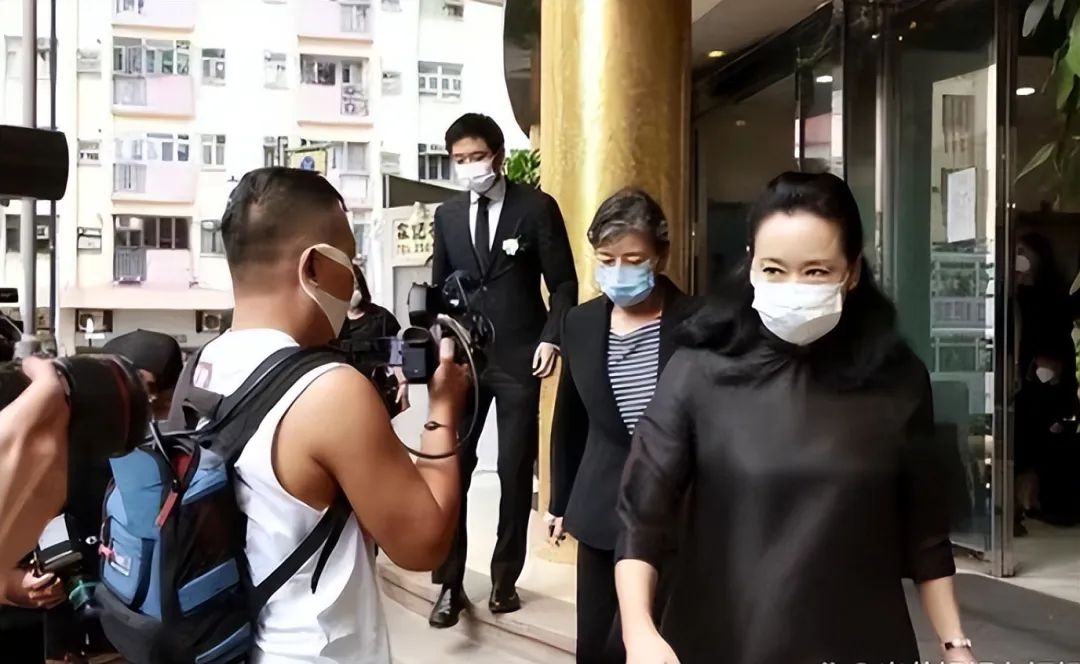 黄奕|郭晶晶妈妈和婆婆罕见合体,同穿黑色一个高贵一个质朴,气质差距太大