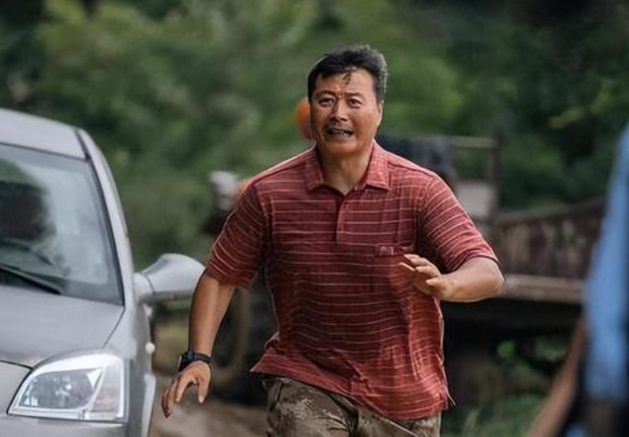 任程伟|冲胡歌追的《县委大院》,我却被“三宝村长”任程伟圈了粉!