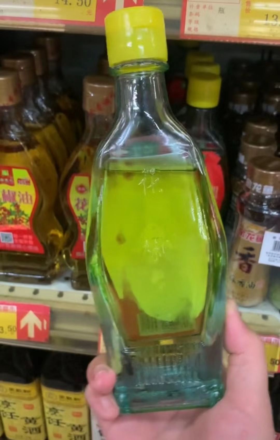 网友逛超市发现花椒油倒过来只有半瓶,记者测评发现真相