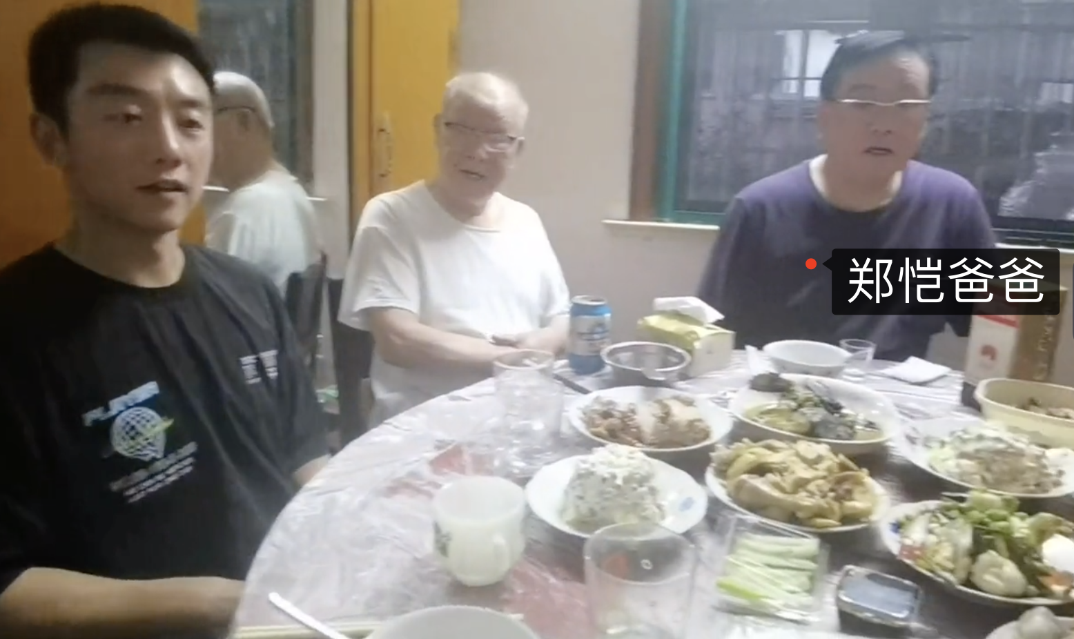 苗苗|苗苗和娘家人同住，回家不喊爸爸引热议，郑恺被调侃像嫁到苗苗家