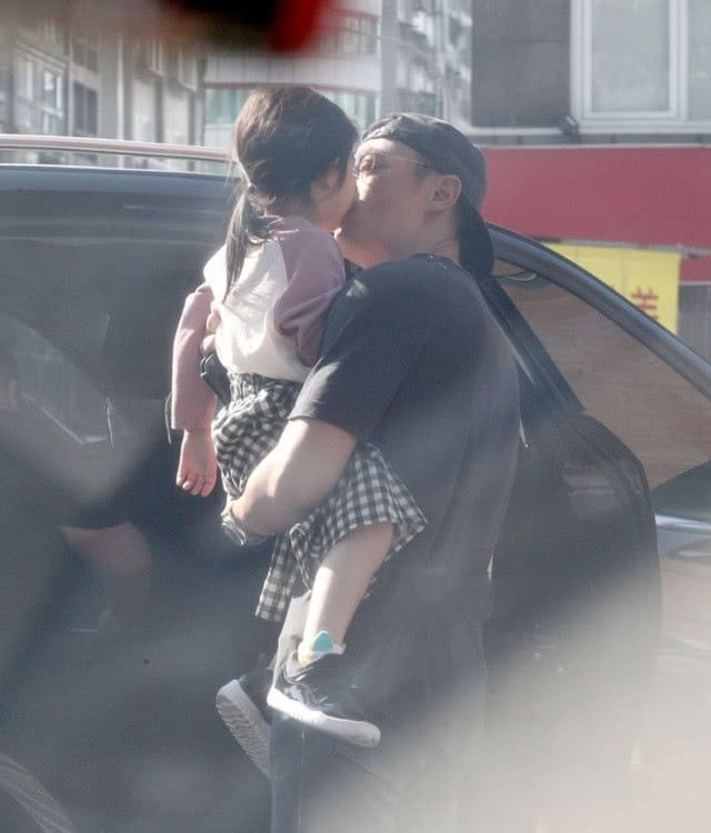 霍建华|林心如全家外出就餐，42岁霍建华憔悴不如服务员，小海豚身高优越