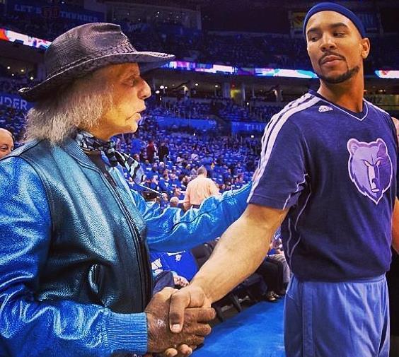 热刺|花掉2个亿只为看60年的NBA，坐在第一排的他是谁，有什么来头？