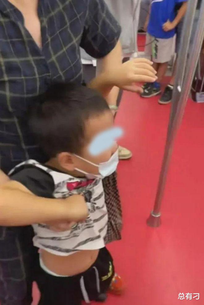 ?小男孩地铁“抢座”引热议:你只讲道德的样子真丑