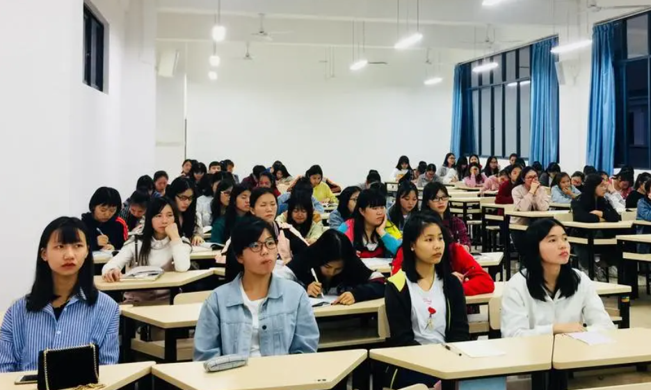 河南一职校女生遭三人霸凌,自扇耳光,血流满地,施暴人均未成年
