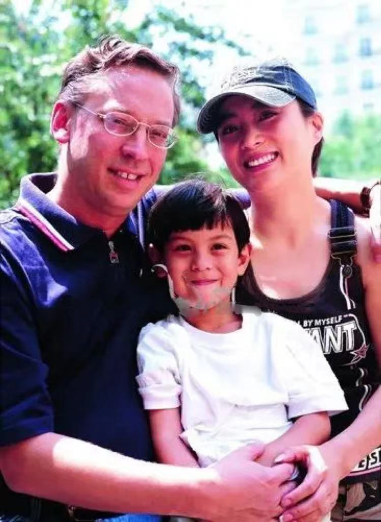 李玲玉|李玲玉全家吃团圆饭!混血儿子高大帅气狂饮茅台,与洋老公疑分居