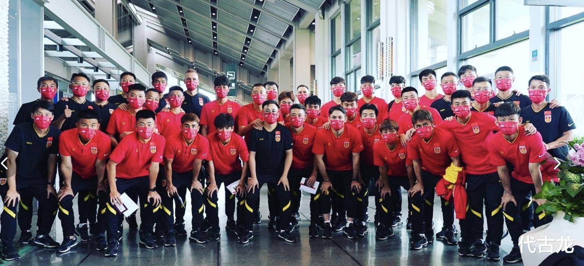 国足|顺利回国！中国男足108人抵达海口，新目标冲击亚洲杯冠军