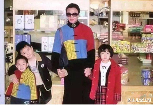 金星|金星领养的3个孤儿，没有血缘关系的5口之家，风光背后有泪水