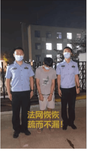 山东泰安,一位民警下班后,身着便装来到一家自助旋转小火锅店就餐