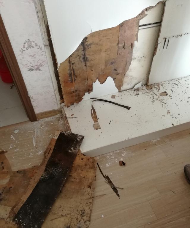 当定制衣柜遇到踢脚线:装修工人让贴,衣柜工人让拆,孰对孰错?