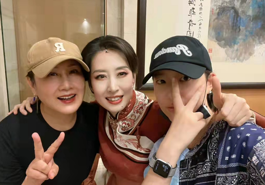 张凯丽|张凯丽与靳东聚会，男方挺肚腩发福似大爷，一旁宋佳素颜快认不出