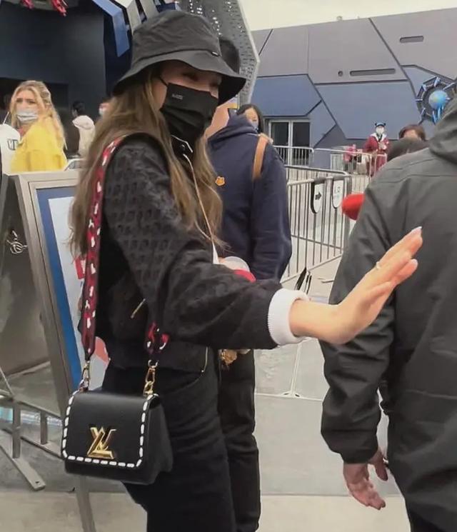 中美|小男孩见到谷爱凌非常激动！伸出手要击掌，中美混血少女暖心回应