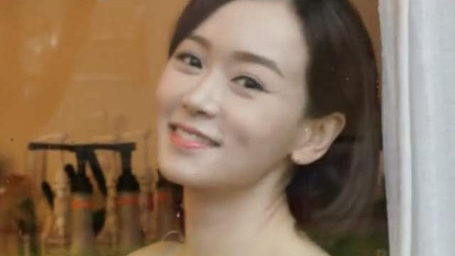 杨思琦|曝44岁港姐高龄怀三胎，穿吊带裙小腹隆起，结婚3年老公身份成谜