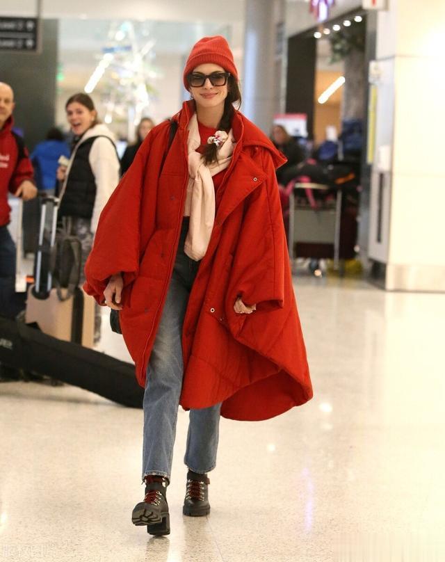 安妮·海瑟薇|安妮海瑟薇,红色超大羽绒服现身机场,如同冬日里的暖阳