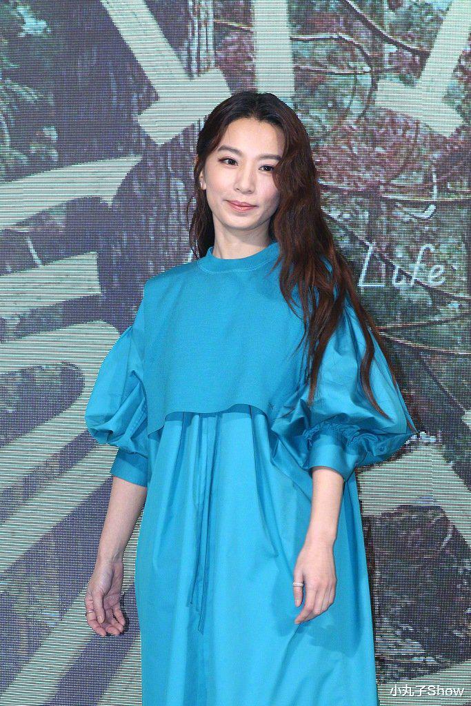 王力宏|Hebe田馥甄现身宣传新歌，穿湖水蓝长裙像窗帘，搭配恨天高也显矮