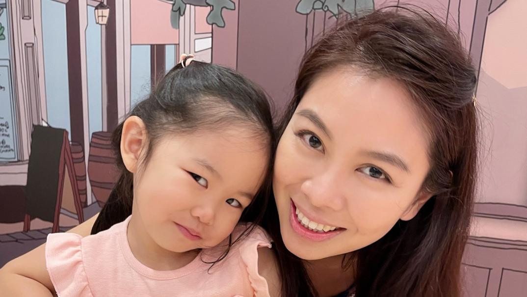 钱国伟|钱国伟离世两年后遗孀复出，重返TVB担任经理人，独自抚养4岁女儿