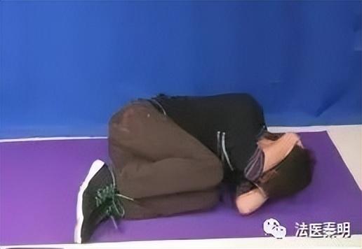 发生踩踏事件时,我们应该如何保护自己?