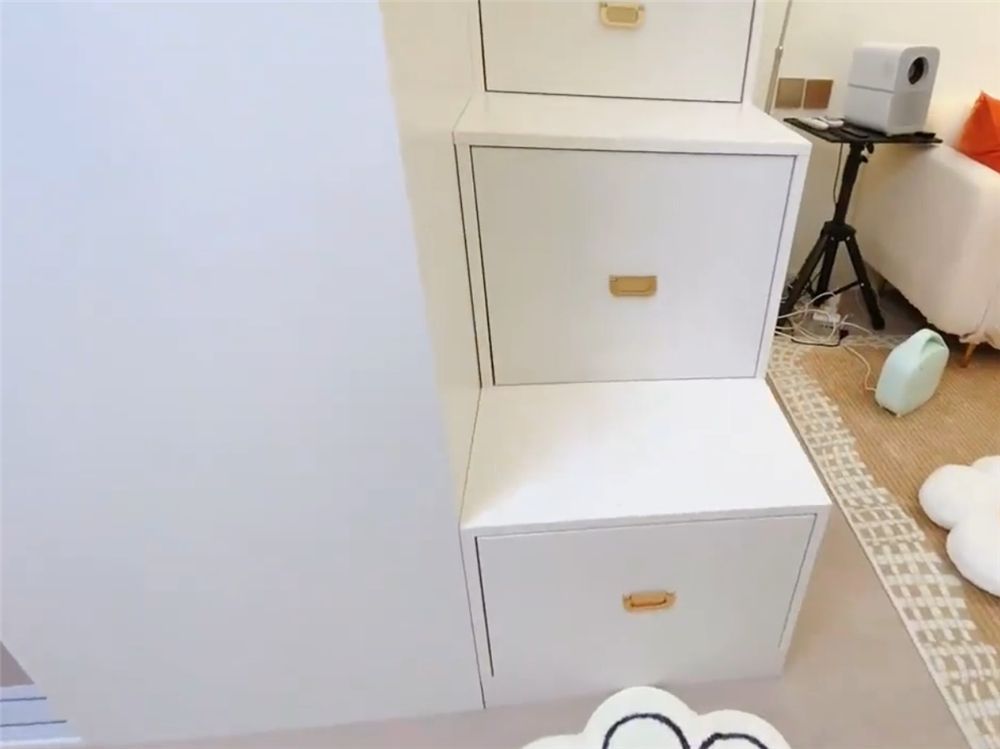 姑娘买下28㎡小家,利用2米9层高做夹层卧室,一个人住也太爽了