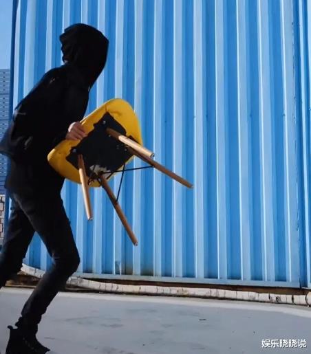 黑脸v|千万粉丝博主黑脸V露脸，透露明星气质，网友：看来也熬不住了