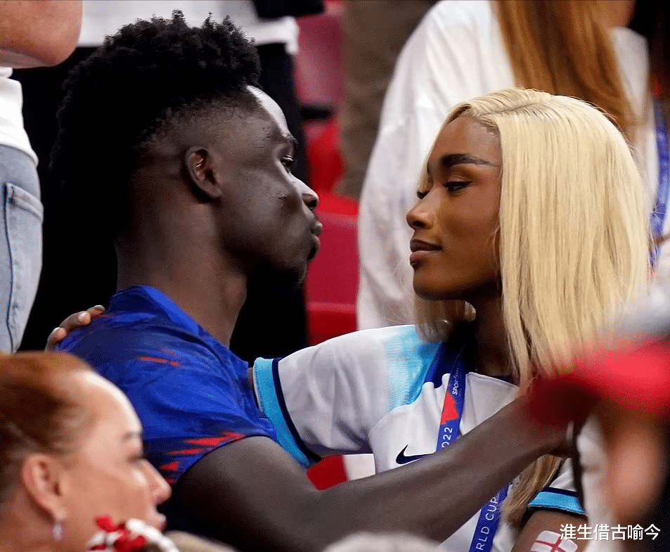 维多利亚·贝克汉姆|48岁贝嫂:穿一块白布和黑人拥抱,16年前穿辣妹装参加世界杯真嫩