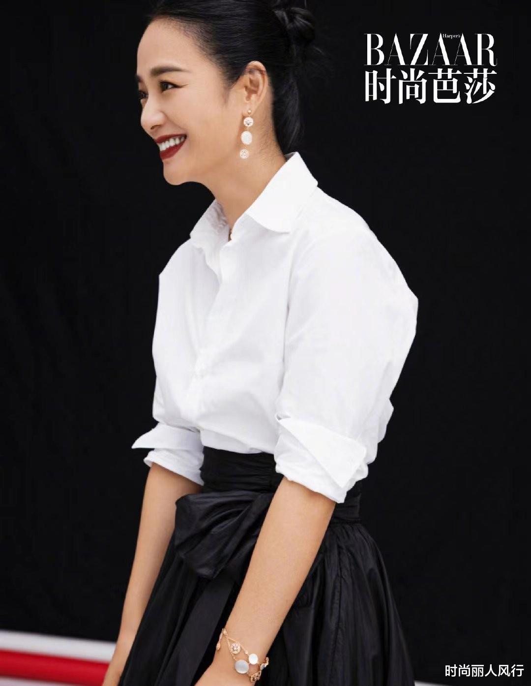 小姐姐|43岁周韵一看就被姜文宠得很好!穿露肩裙拍大片,高贵气质超罕见