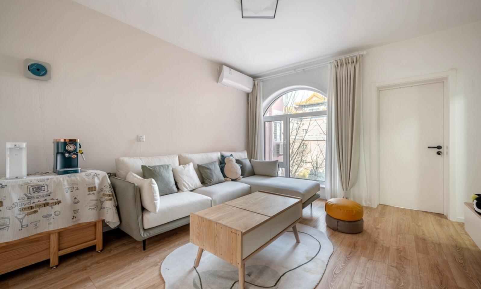 她家堪称“小户型设计典范”,看起来很简单,但处处都是细节