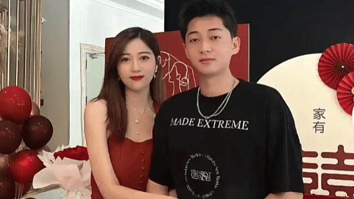 从“8号技师”到“浴袍女”为躲正室站20层高楼外一小时？