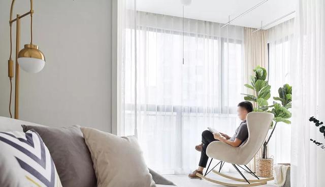 在客厅能看到阳台晾的衣服,装修要如何处理?3种方式让你不困扰