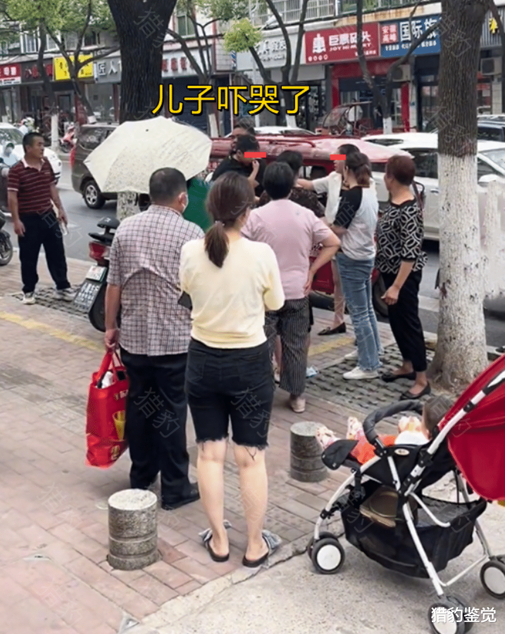 我不会放过你!安徽男子带儿子和小三约会,原配站车顶上激动大喊