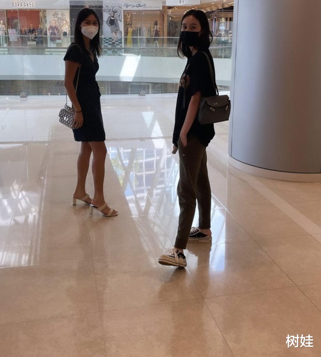 何超欣|何超欣清华毕业后低调回香港，为何猷亨庆生，与二房俩外甥女逛街