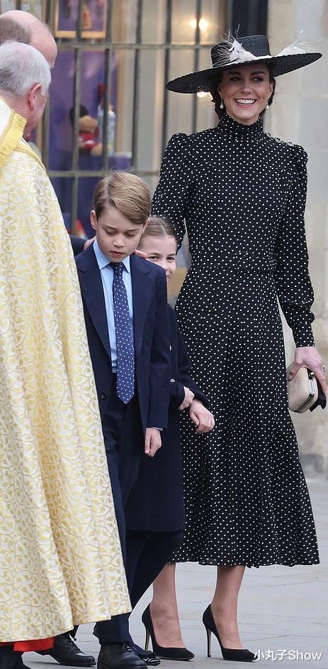 凯特王妃|威廉与凯特夫妇携儿女亮相，乔治小王子高冷范，凯特王妃模仿婆婆