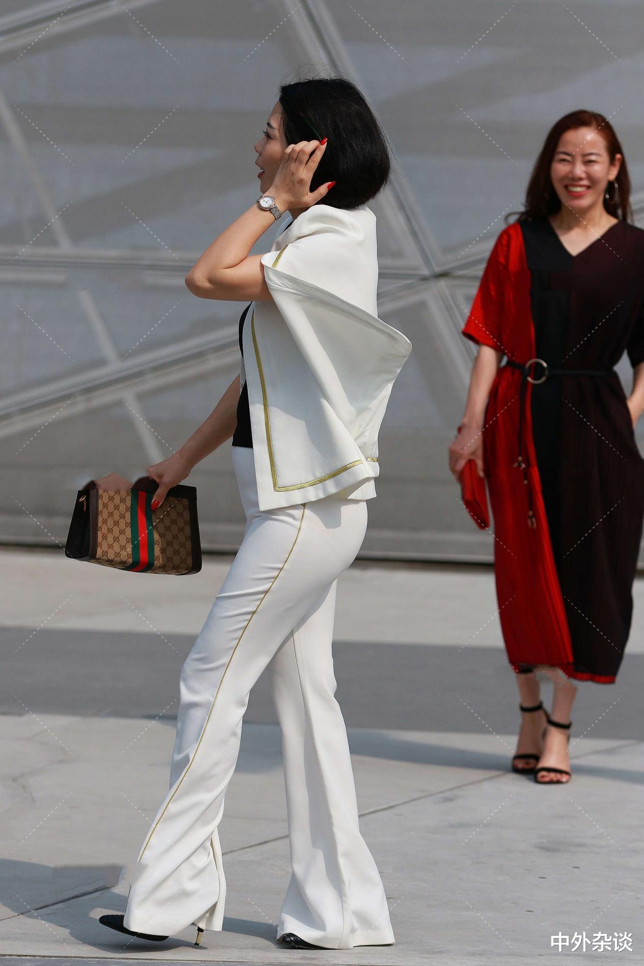 穿衣搭配|白色的套装,搭配黑色内搭,尽显职业范