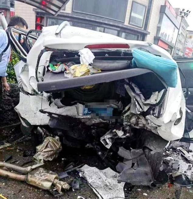 太诡异！浙江一特斯拉发生严重车祸致2死1伤，监控拍下离奇画面