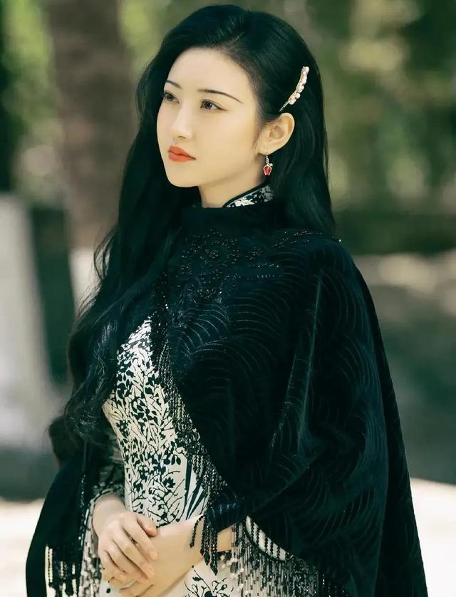 杨超越|《司藤》导演官宣又一新作，看到主演阵容后，网友：终于有剧追了