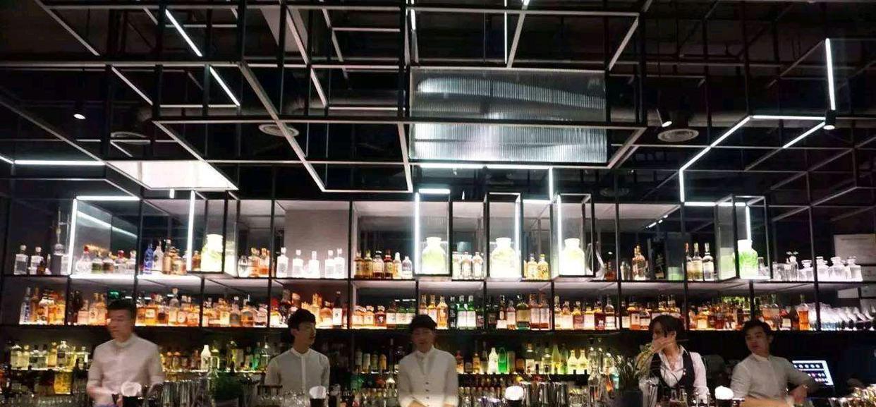 男子酒吧摸肩骚扰女歌手 事后扬言“在酒吧上班还不让人摸”