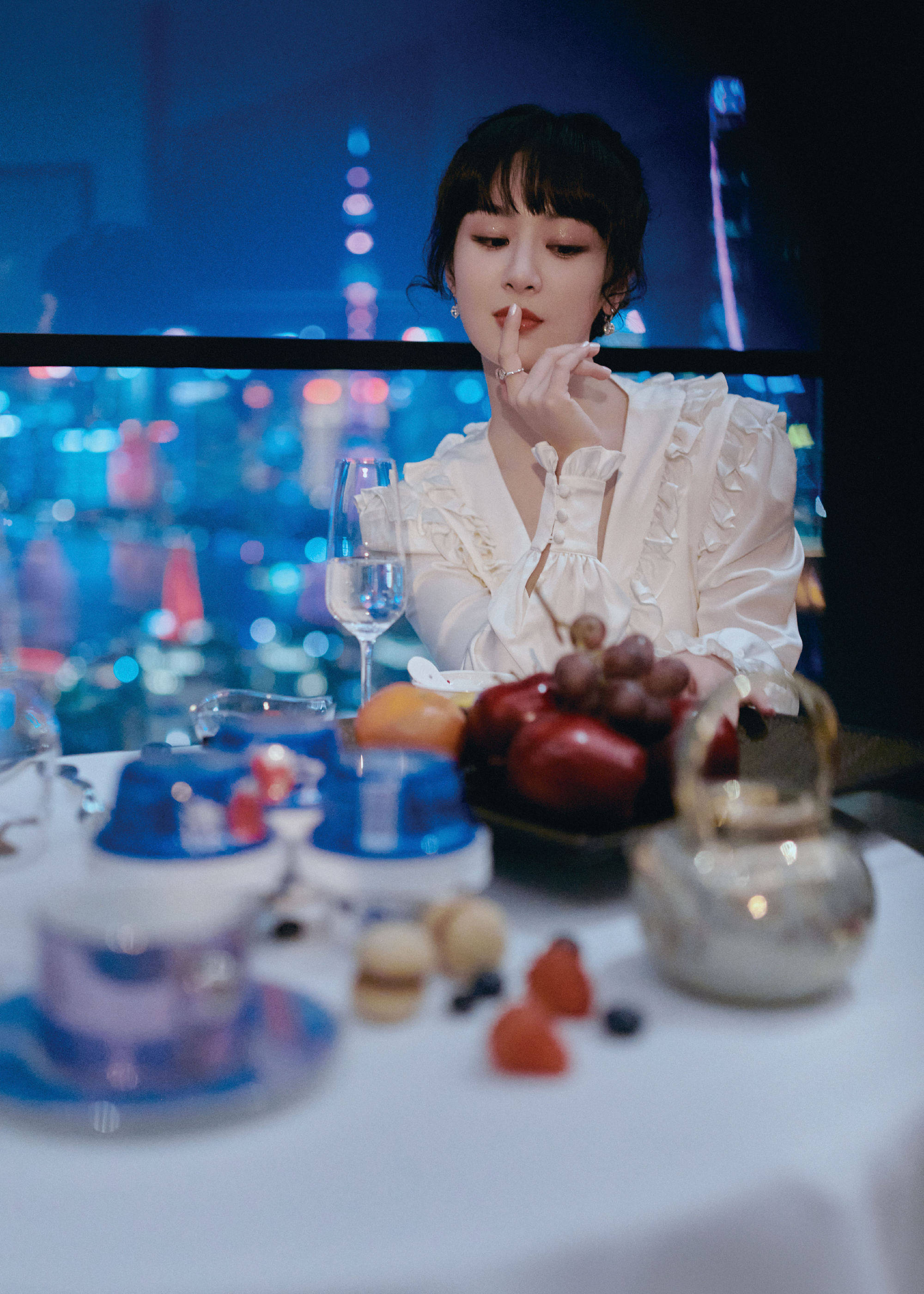 杨幂|杨紫10万人直播间称进组，露肩白纱裙曝身材，不愧是小猴紫