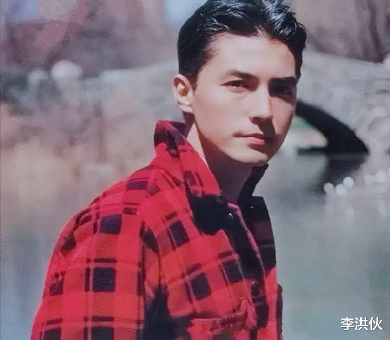 尊龙|“亚洲第一美男”成大肚腩油腻大爷,一生坎坷无依无靠