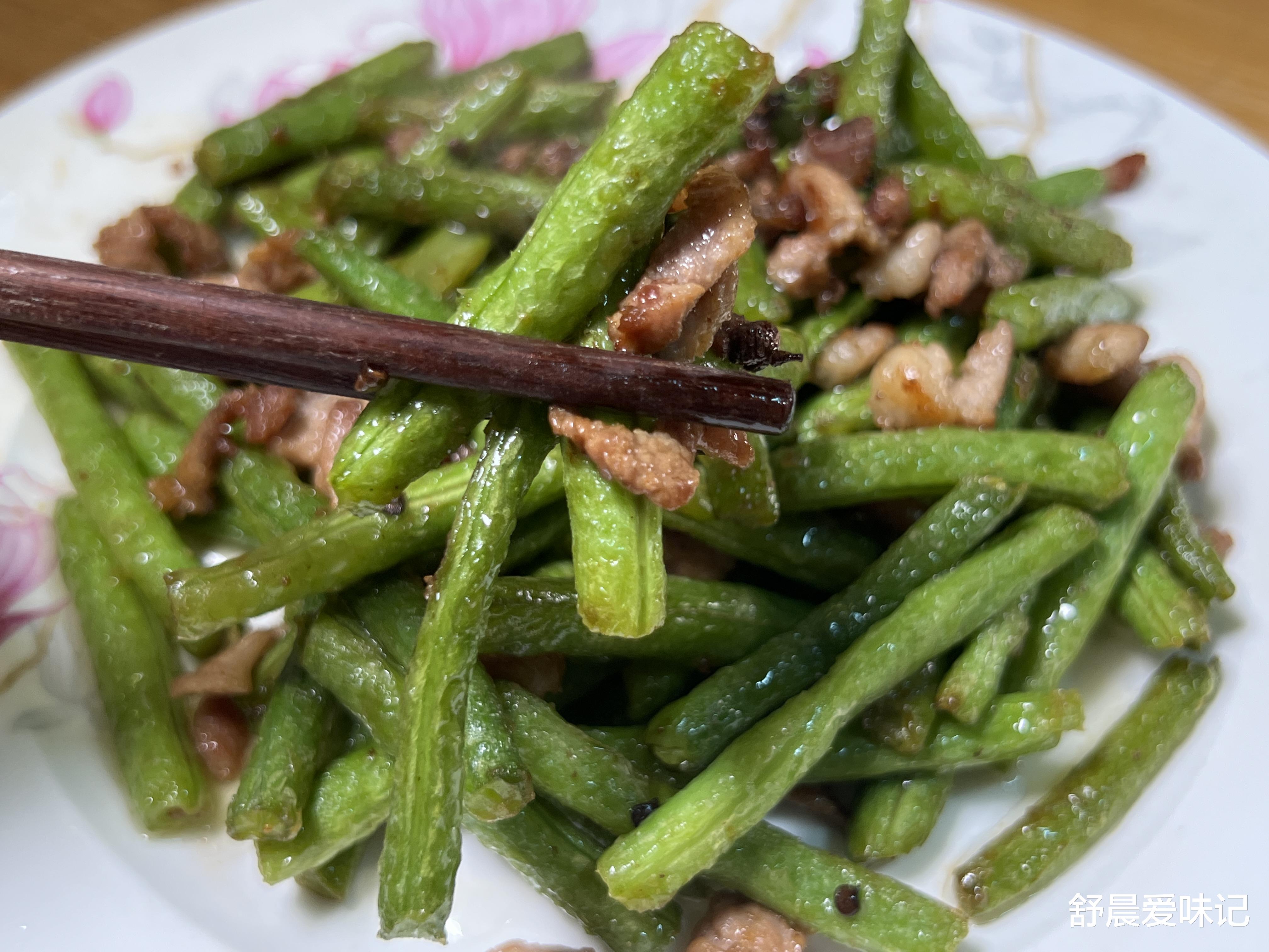 豆角炒肉丁，豆角颜色鲜亮，肉丁焦香入味，清爽开胃，好吃超下饭