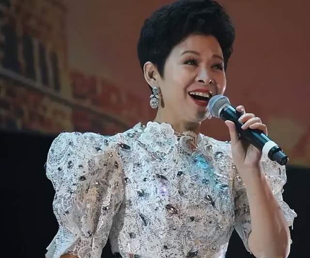 付笛生|董文华60岁庆生照曝光,碎花衬衫配珍珠项链,付笛生夫妇到场祝贺