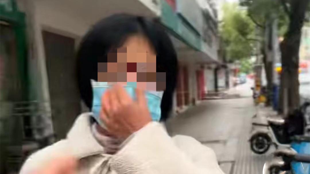 精神病？福建一女子没绑头发出门，被指责影响市容，让绑好才能走