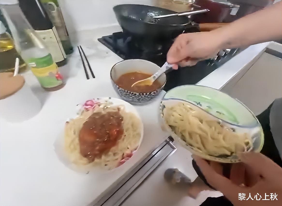 章龄之|女星章龄之自曝好久没吃肉!四人合吃一碗面,孩子大口狂吃不浪费