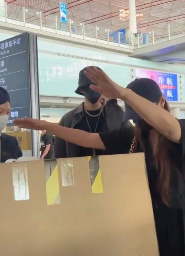 邓为|邓为工作人员被吐槽脾气大，机场内对粉丝不耐烦，围观人埋怨好装