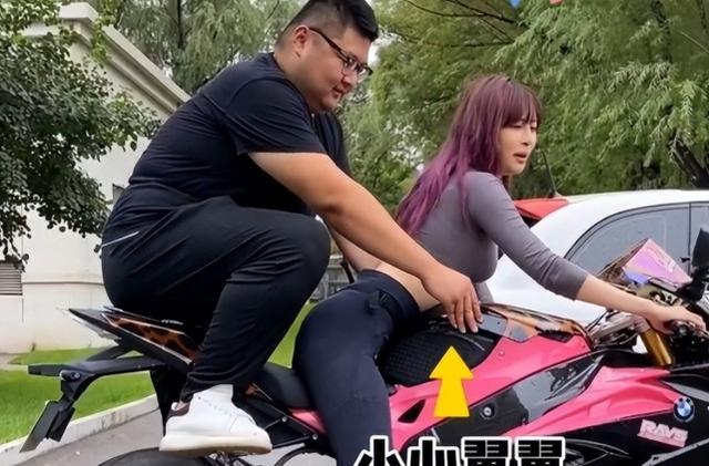 |猴哥何钰欣大婚！新娘换5套礼服，告白环节提3点要求，痞幼未到场