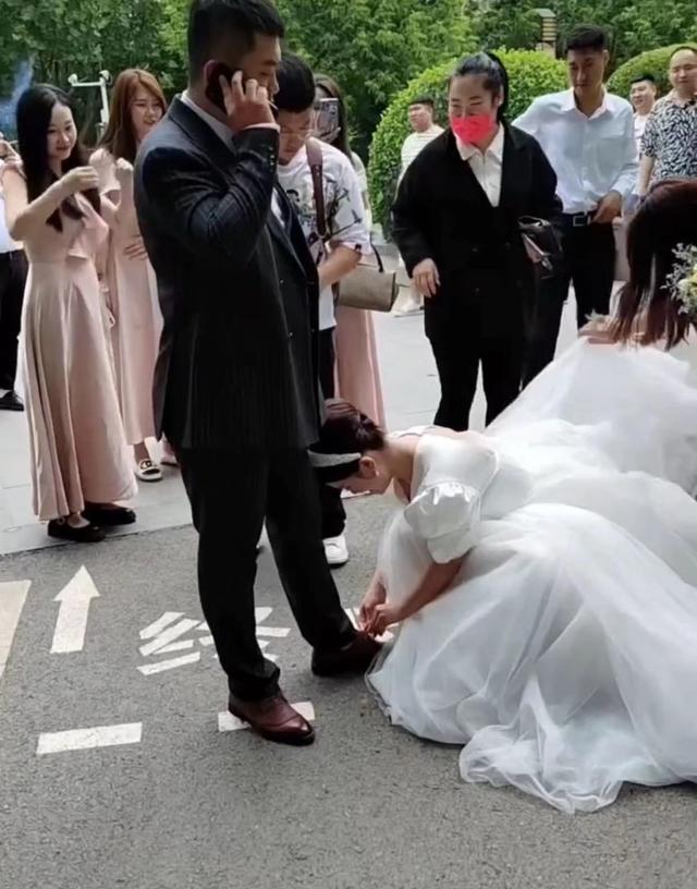 新娘蹲下身体给新郎系鞋带,新郎的举动让人意外,网友:别嫁了