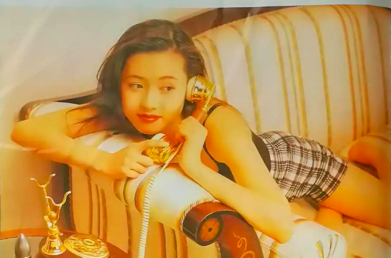 李丽珍|56岁李丽珍享尽人间风月,如今站街边卖化妆品度日,身材发福严重