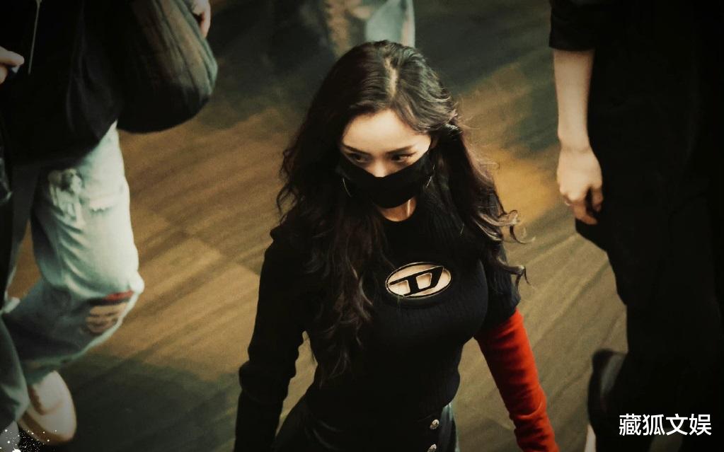 杨幂|杨幂《密逃4》开录!黑衫搭红手套酷似女超人,花臂错位图太好笑
