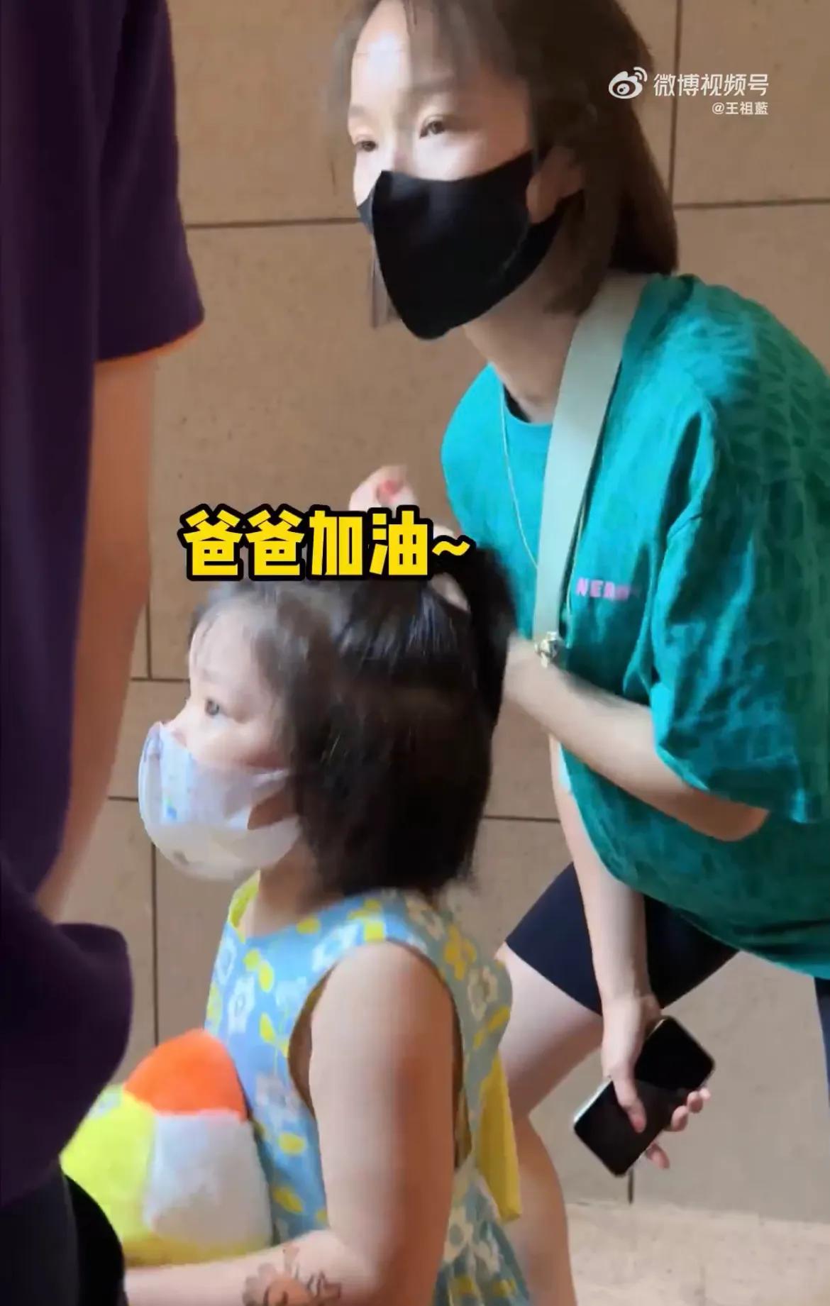 王祖蓝|王祖蓝一家四口逛中秋集市,全程逛吃太欢乐,俩女儿越来越漂亮