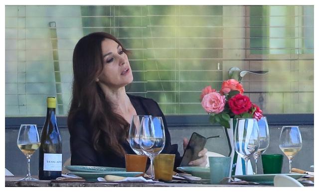 莫妮卡·贝鲁奇|58岁莫妮卡贝鲁奇，还看得出曾经的“地球球花”的美吗？