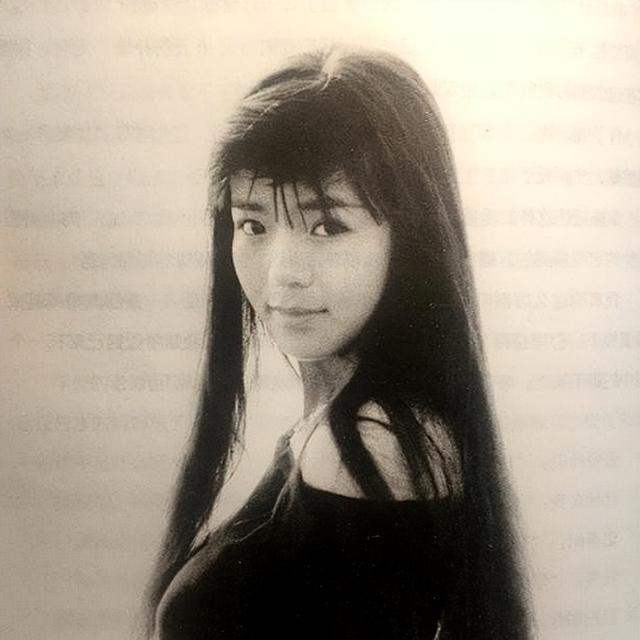 朱迅|朱迅：7次登上春晚，与王志走过18年，86岁母亲独居异国让人泪目