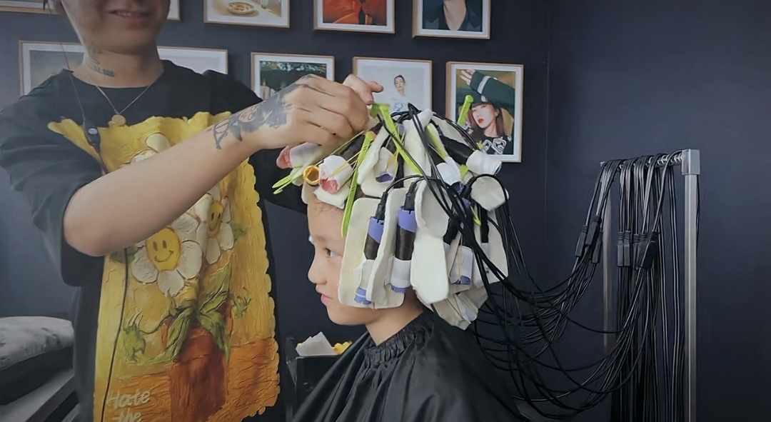 孙莉 黄磊孙莉好开明，带8岁小女儿烫发，多多晒自拍也挑染白发画风成熟